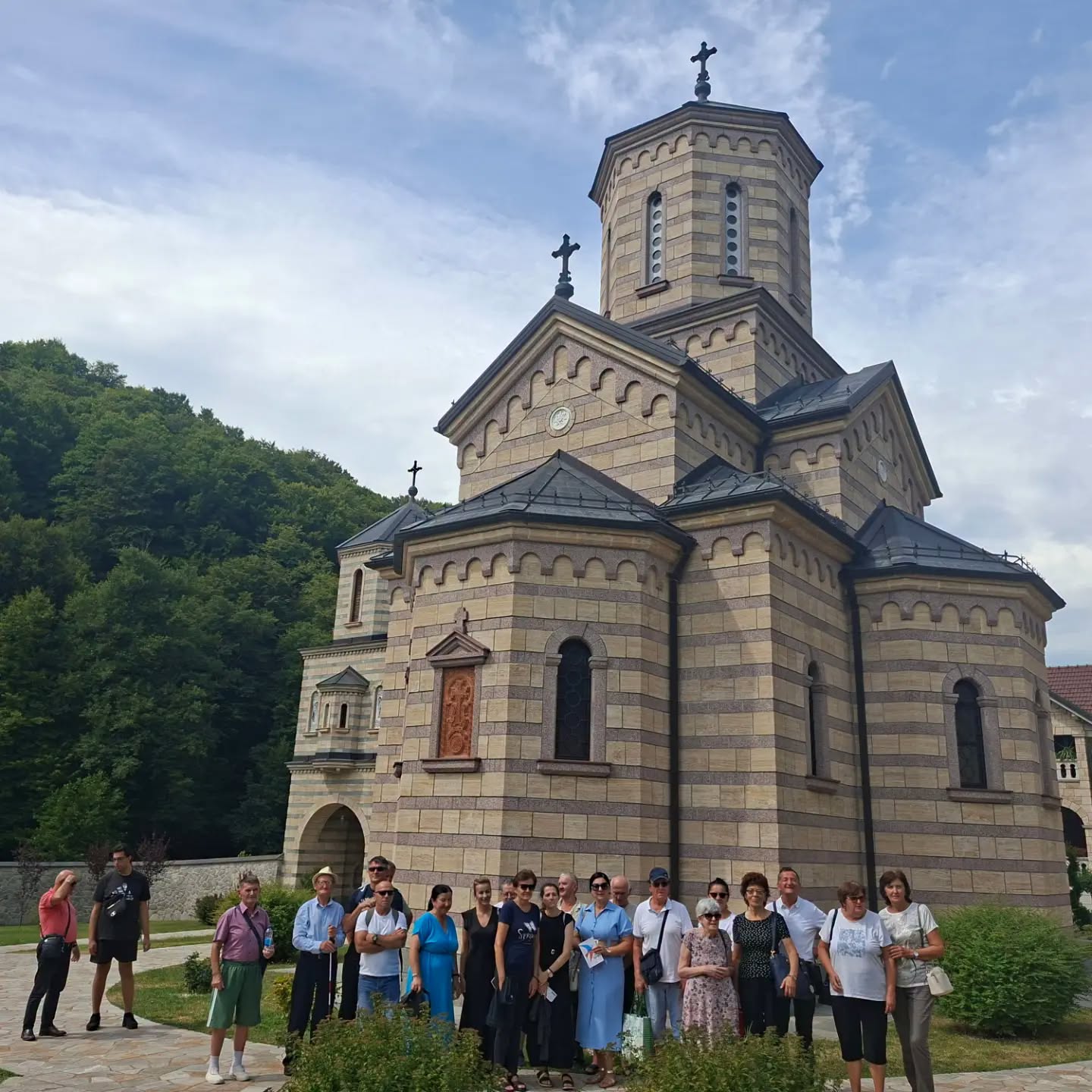 чланови Градске организације слијепих Бања Лука у манастиру Осовица